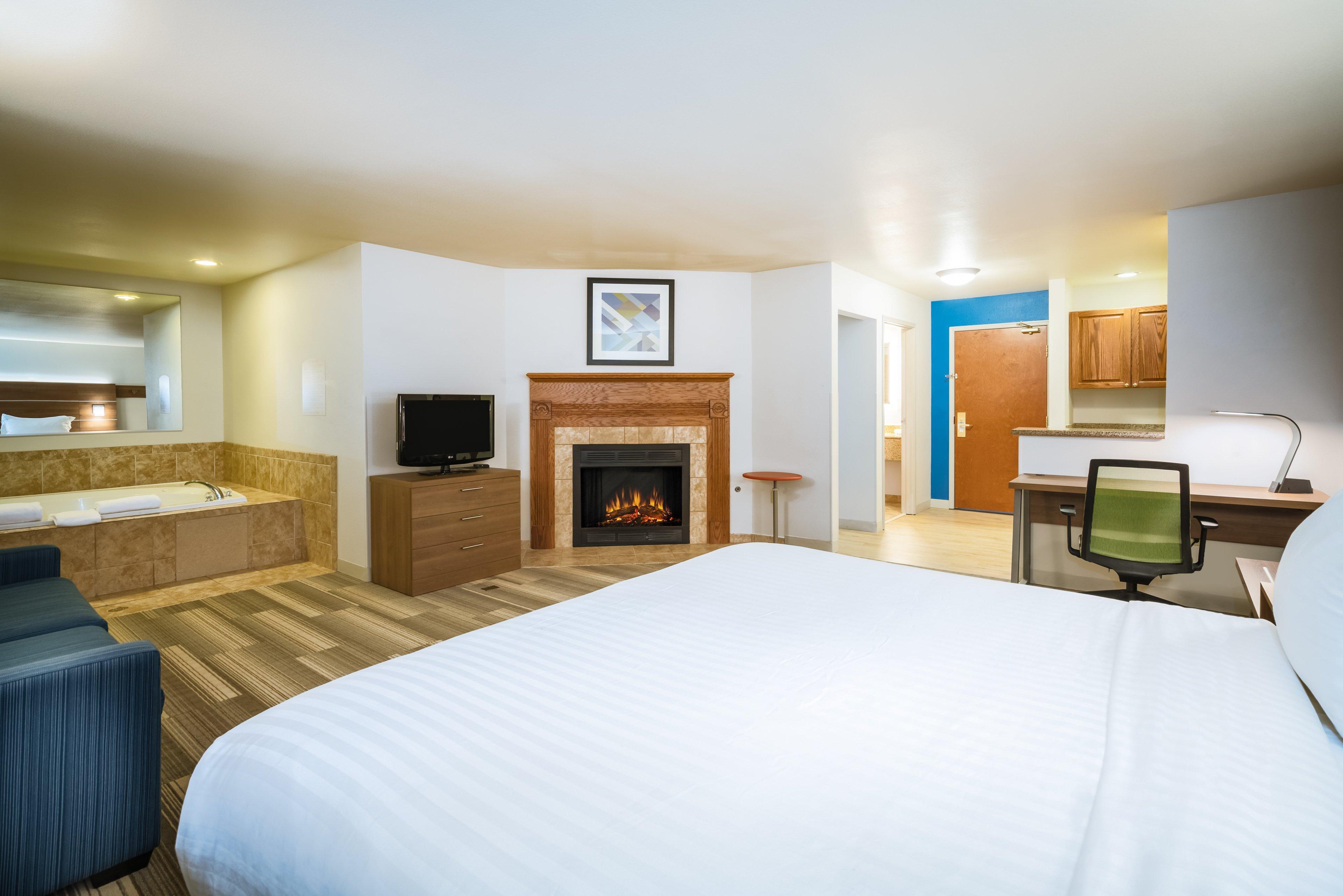 Holiday Inn Express & Suites Rocky Mount Smith Mountain Lake By Ihg Exterior photo