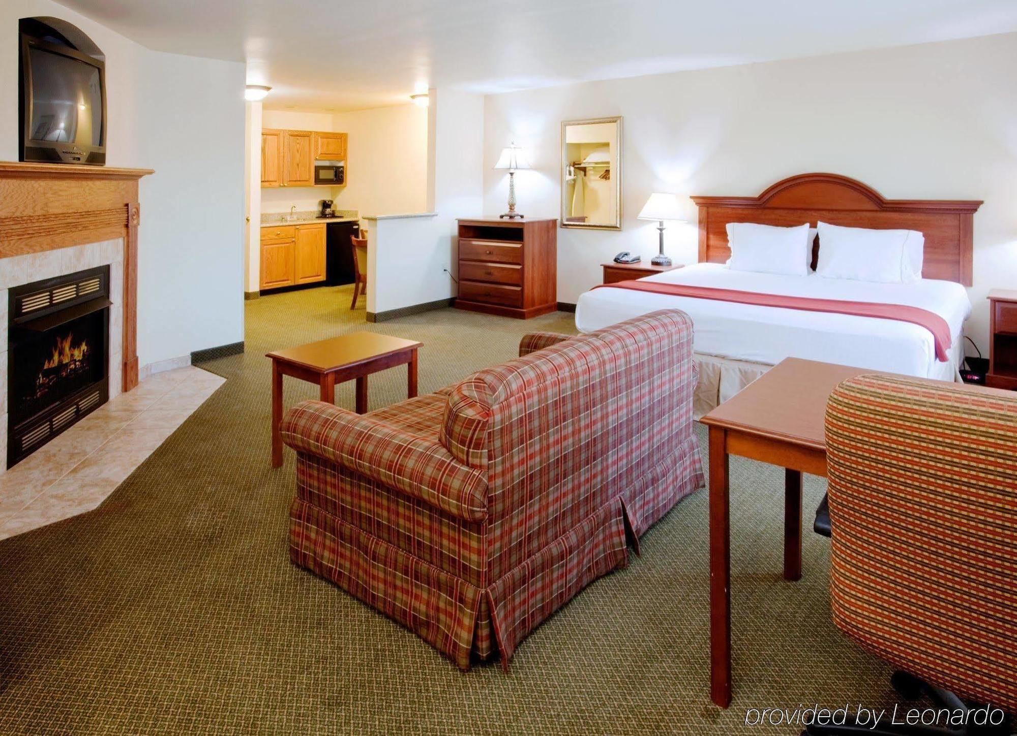 Holiday Inn Express & Suites Rocky Mount Smith Mountain Lake By Ihg Room photo