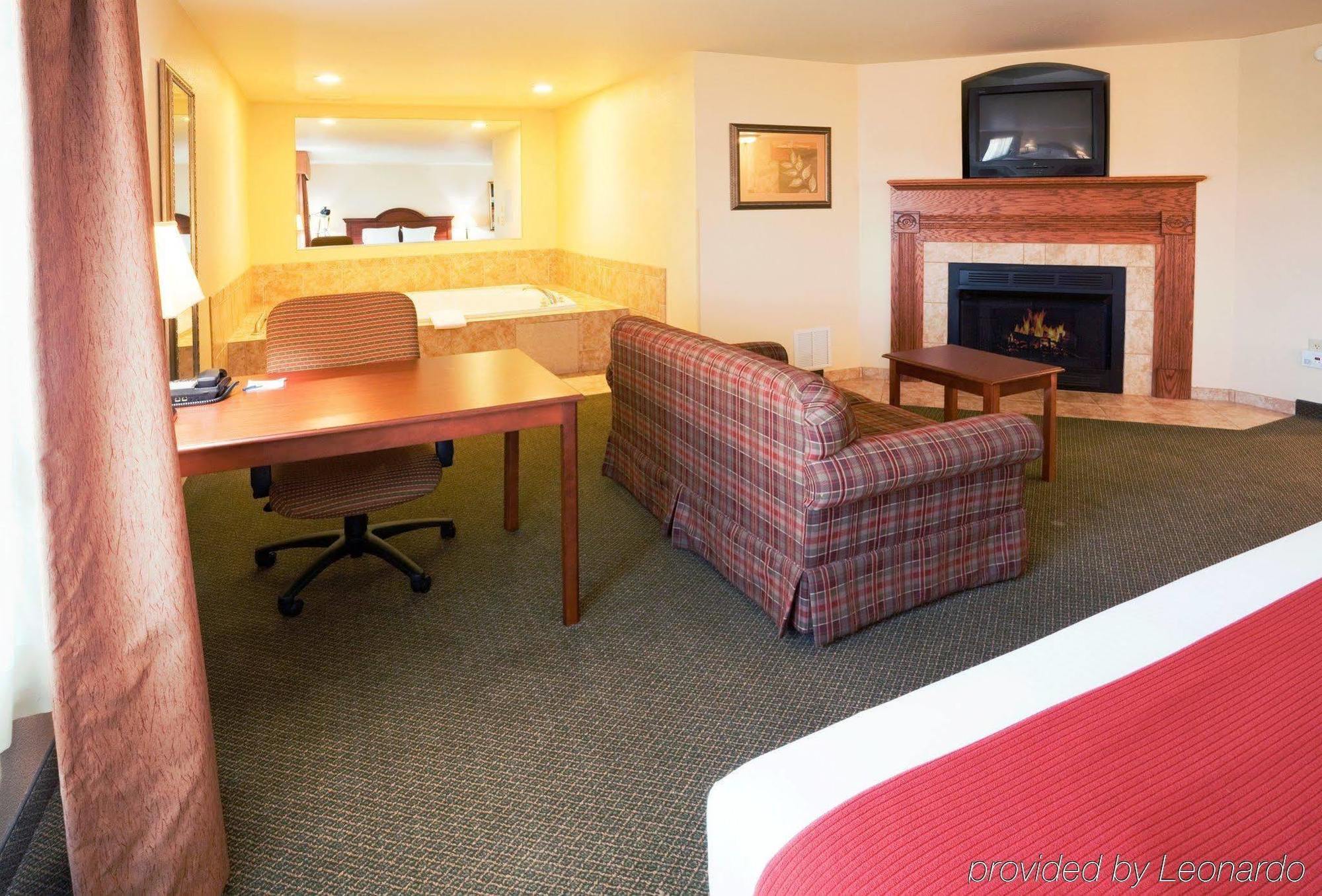 Holiday Inn Express & Suites Rocky Mount Smith Mountain Lake By Ihg Exterior photo