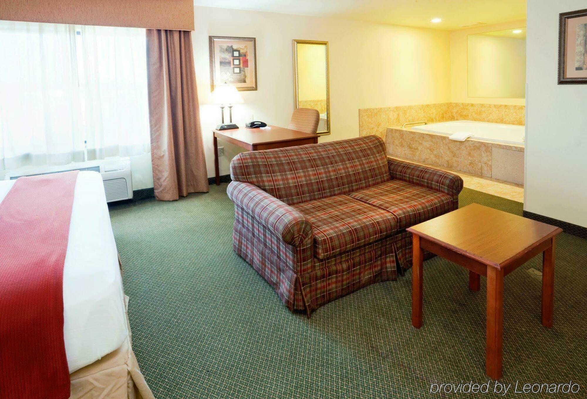 Holiday Inn Express & Suites Rocky Mount Smith Mountain Lake By Ihg Exterior photo